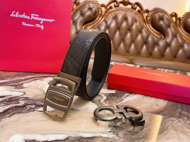 一条带一个扣 一条带两个扣 菲拉格慕男士皮带 一条带了就会发财的腰带 必买ferragamo 菲拉格慕的理由:因为皮带头形状是8，谐音是发腰缠万贯这个理由够充分
