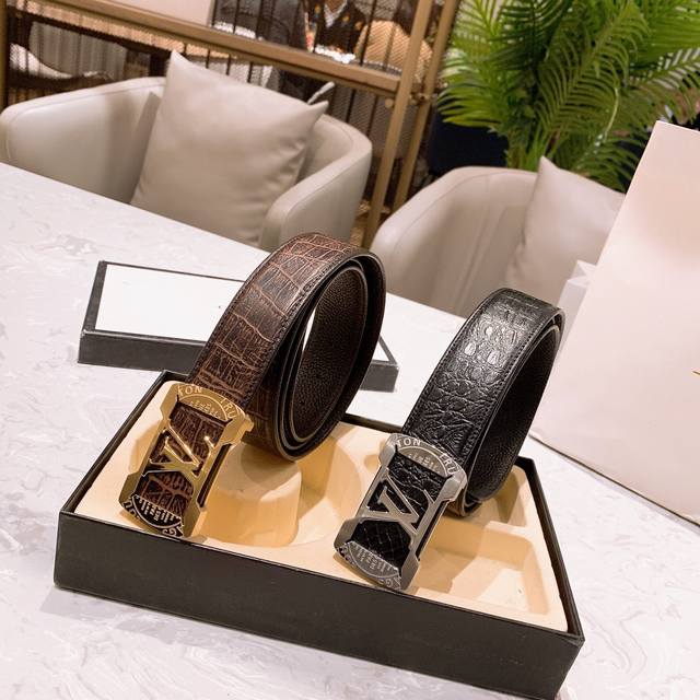 爆款ｌｖ宽度：3.8Cm新款带身头层牛皮搭配新款精致钢扣，时尚百搭，追求高端 双面可用原版的品质，品味的体现，休闲高大上！ Iphone实物实拍， 上身效果超好