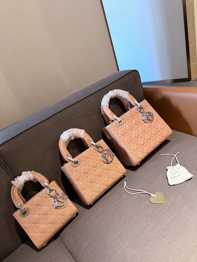 配高级礼盒包装 尺寸：17Cm 20Cm 24Cm 高品版.升级出货 D家 漆皮磨砂 一年四季都百搭哦！ 更加加分！！