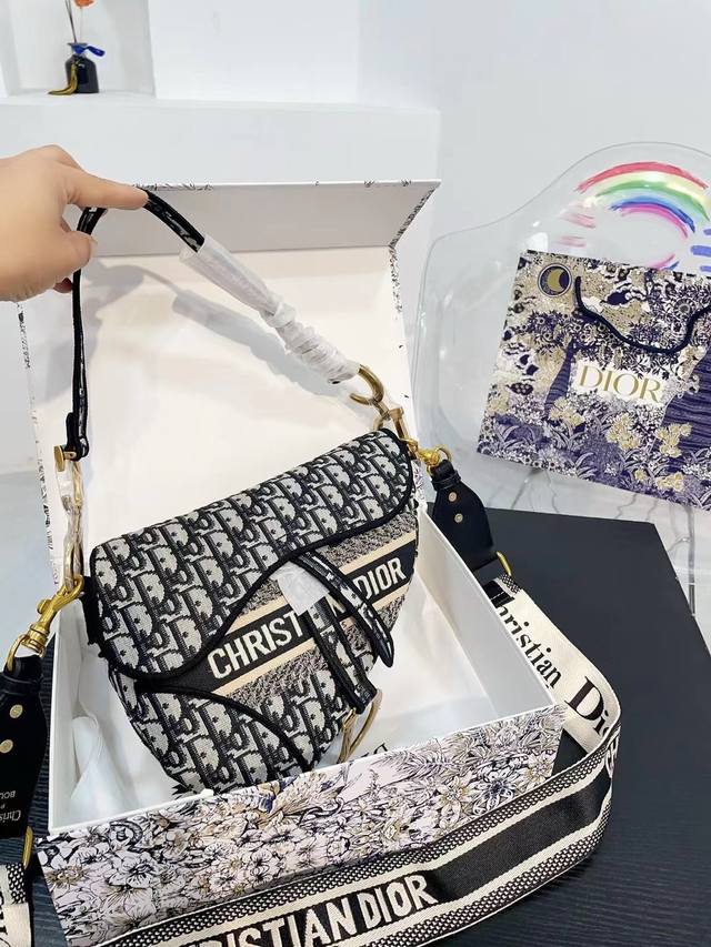 折叠盒 Size：20*25Cm 迪奥dior 新款 刺绣提花 多种背法 马鞍包迪奥 Baby等众明星同款 独特新颖设计风格 专柜纪念款 马鞍包 独家风暴 新颖