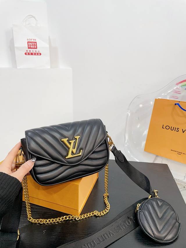 折叠礼盒包装 Lv 来了来了 新款三合一麻将包 目测是个大爆款 专柜6月上新 柔软的面料+纯钢五金一包多用 小容量零钱包、大容量麻将包,编织肩带还可以与其它包包 折叠礼盒包装 Lv 来了来了 新款三合一麻将包 目测是个大爆款 专柜6月上新 柔软的面料+纯钢五金一包多用 小容量零钱包、大容量麻将包,编织肩带还可以与其它包包