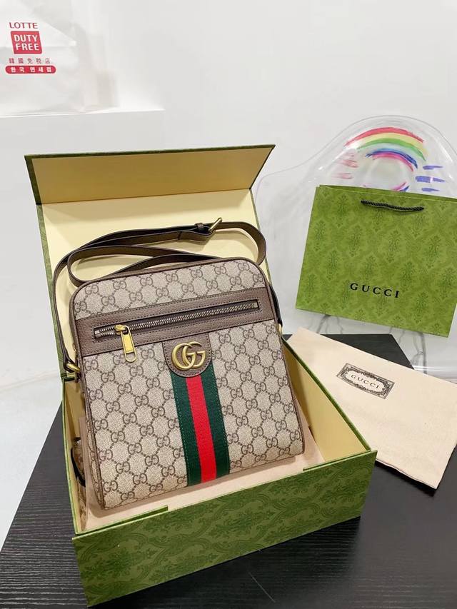 配礼盒 Gucci酷奇ophidia斜挎包. Gg男包来咯～ 随着时间成长，老花也是经久耐看且永不过时的元素 这款包包造型小巧，依旧是复古的调性，方方正正的包型