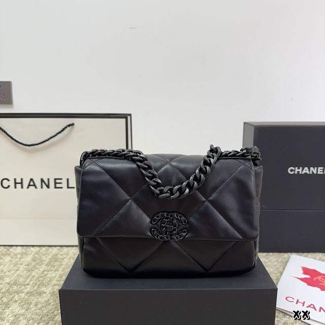 折叠盒 最能hold的住任何身段的搭配一定不会出错 Chanel19手袋口盖包小号. 轻盈绵柔质感山羊皮结合大菱格设计元素三种背法:斜挎、单肩、手提 尺寸: 1
