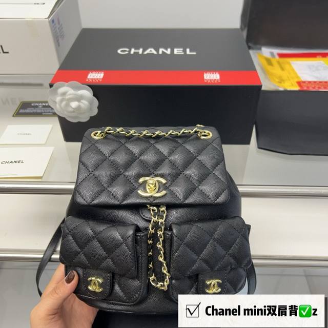 飞机盒折叠盒 Chanel 超mini 双肩背包 上新的时候看到 实物 就知道他要火了 现货供不应求 这一季度的王炸 解放双手的利器 尺寸20.5*20Cm