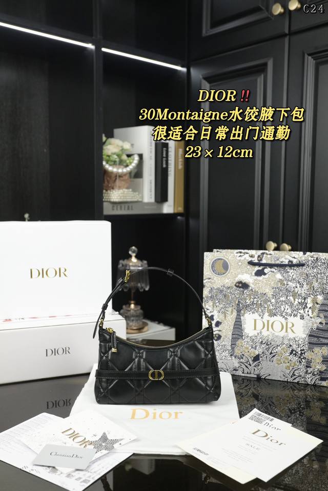 配全套礼盒 Dior迪奥 30 Montaigne 水饺腋下包手提单肩包 Dior新款水饺包 喜欢腋下包的有福啦 Miss Caro系列的这款迷你单肩包性价比极 配全套礼盒 Dior迪奥 30 Montaigne 水饺腋下包手提单肩包 Dior新款水饺包 喜欢腋下包的有福啦 Miss Caro系列的这款迷你单肩包性价比极