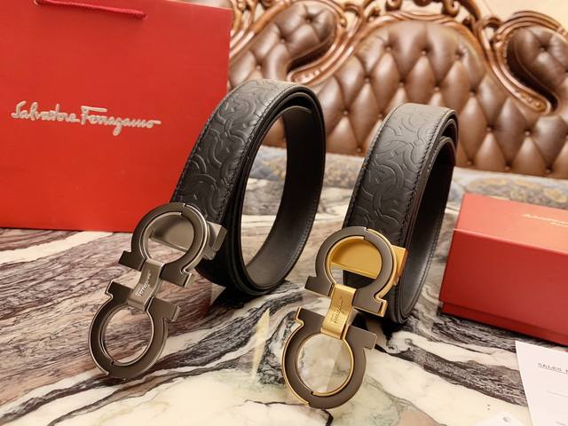 礼物首选 菲拉格慕这款时髦的双面皮带采用双色设计，柔软的牛皮经过手工处理，双面可用 打造出极其柔韧的触感。Gancini扣饰饰有对比细节，风格时尚现代 宽度3.