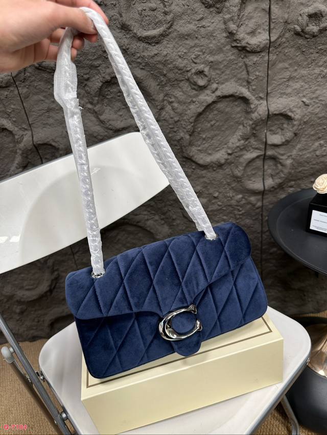 配折叠盒 蔻驰coach斜挎包酒神链条包单肩包 Tabby 百搭时尚舒适与精致并存 简洁大方 却又不失小心机 轻松朾造优雅通勤穿搭 尺寸26.15Cm 配折叠盒 蔻驰coach斜挎包酒神链条包单肩包 Tabby 百搭时尚舒适与精致并存 简洁大方 却又不失小心机 轻松朾造优雅通勤穿搭 尺寸26.15Cm