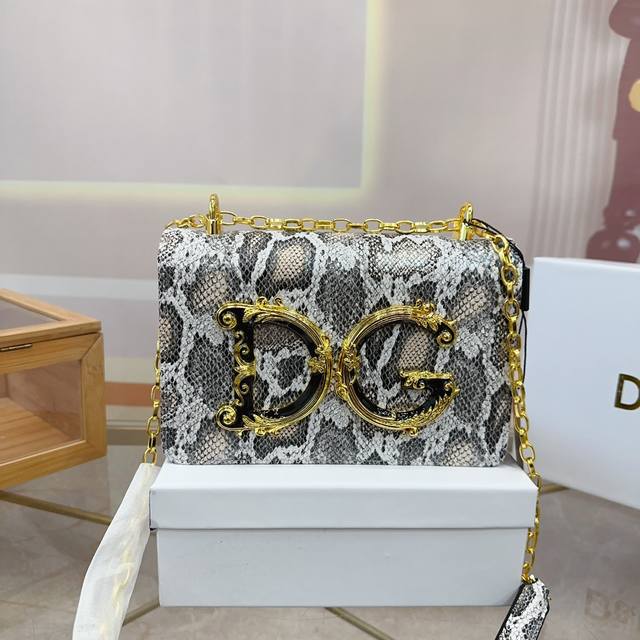 配盒子 Dg杜嘉班纳链条包 包包实在是太太太温柔了, 拿在手上少女感十足,仿佛时间停滞在听你诉说你们的故事~高级感满满 #杜嘉班纳dg 尺寸21.5 14 配盒子 Dg杜嘉班纳链条包 包包实在是太太太温柔了, 拿在手上少女感十足,仿佛时间停滞在听你诉说你们的故事~高级感满满 #杜嘉班纳dg 尺寸21.5 14