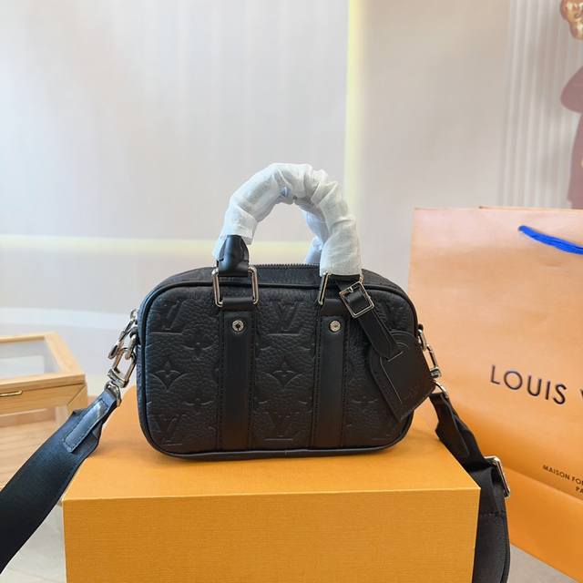 折叠礼盒 尺寸19.12 Lv Nanoporte Mini公文包 百搭到没朋友 就是酷 时尚感超强 辦识度很高 方方正正很能装，上身也帅气