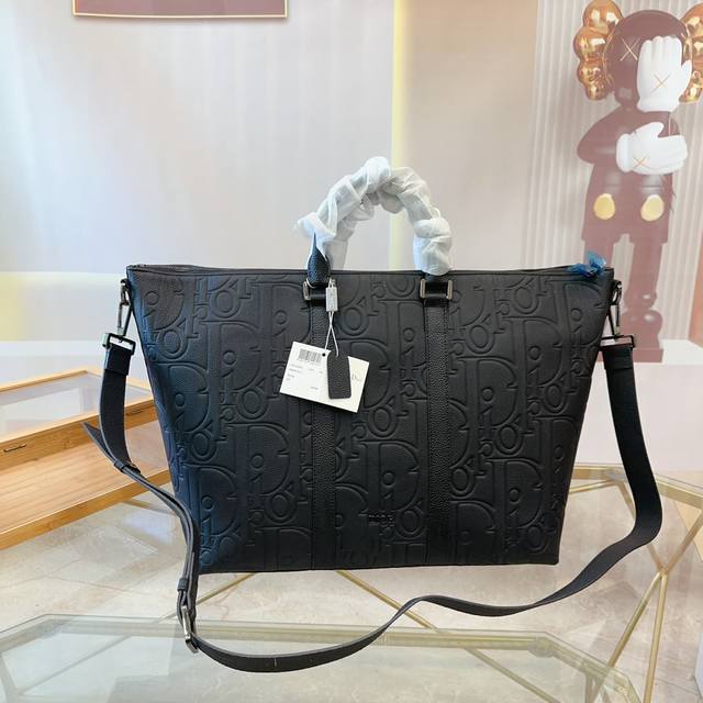 Dior 迪奥 Weekender 40 可调节可拆卸肩带拉链开合 Gravity印花效果粒面牛皮 牛皮公文包包 电脑包 手提包 采用精湛镶嵌细工，经典百搭 实