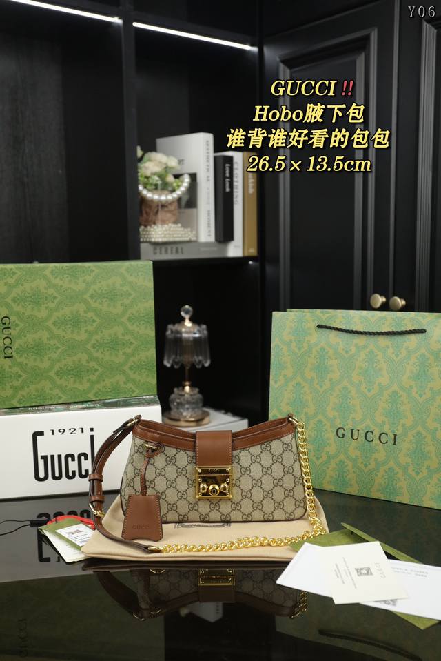 配全套礼盒 Gucci古驰 Hobo腋下包 帆布包手提单肩包 锁住幸福锁住事业爱情的padlock 这款小号肩背包以品牌手工行李箱工作室起源为灵感来源，采用米色