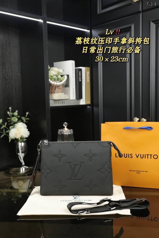无盒 Lv 荔枝纹 压印 斜挎包 手拿包 中古经典包 洗漱包 日常出门旅行必备容量很可 颜值在线 尺寸：30×23