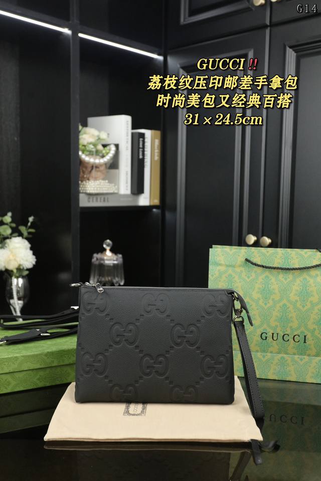 配盒 Gucci古驰 荔枝纹 压印 邮差包单肩斜挎手拿包 将历史传承、创造力和创新精神转化为丰富多彩的品牌系列。从主打单品到个性配饰，从日常穿搭到特殊场合服饰，