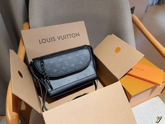 Lv 路易威登 Pulse 黑花邮差包斜挎包 尺寸22×19×10 礼盒包装飞机箱