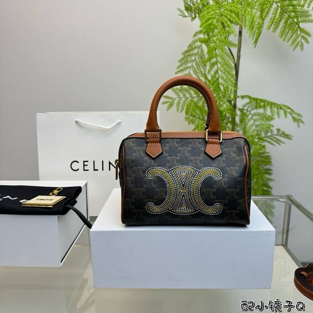 折叠盒 赛琳celine Lisa同款 波士顿枕头包 独特设计 时尚又经典 超级百搭 上身又a又飒 尺寸: 19.15Cm