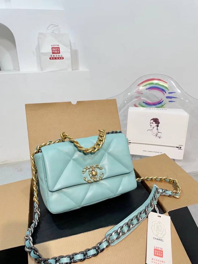 折叠礼盒官网飞机盒” 原单专柜品质 Chanel 19小羊皮 香奈儿最近好多明星都在背chanel 19 这款包是由老佛爷karl Lagerfeld和chan
