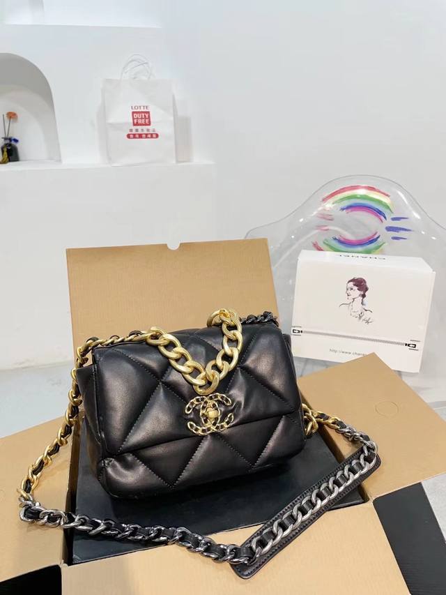 折叠礼盒官网飞机盒” 原单专柜品质 Chanel 19小羊皮 香奈儿最近好多明星都在背chanel 19 这款包是由老佛爷karl Lagerfeld和chan