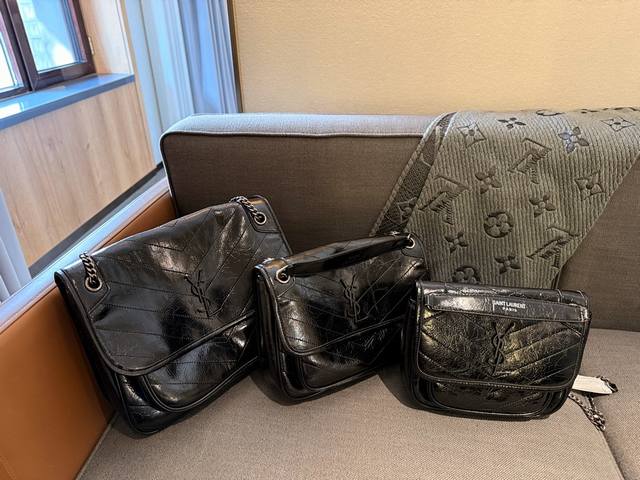 礼盒包装 Y家niki 油蜡胎牛皮 链条包专柜最新同步款。Ysl 圣罗兰 来自最新一季的绝妙设计，包身廓形类似邮差，经典的monogram Logo点缀，超大容