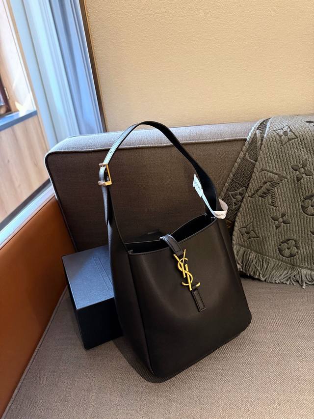 折叠礼盒包装 朴彩英同款ys1腋下包 牛皮最高版本 闭眼入 Ysl Hobo腋下 水桶 Vsl家当之无愧的入门屋典款 超级耐燥这个皮质真的是我最爱的皮质之一不怕