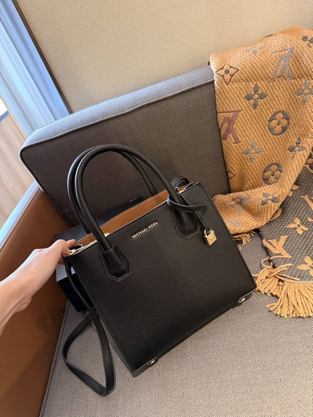 Mk Mercer系列是mk家入门级别，有网友称之为锁头包，它在杨幂的街拍中出现过好多次哦！其选用质感十足的十字纹材质，手感舒适可手提，可斜挎，可搭配不同造型。