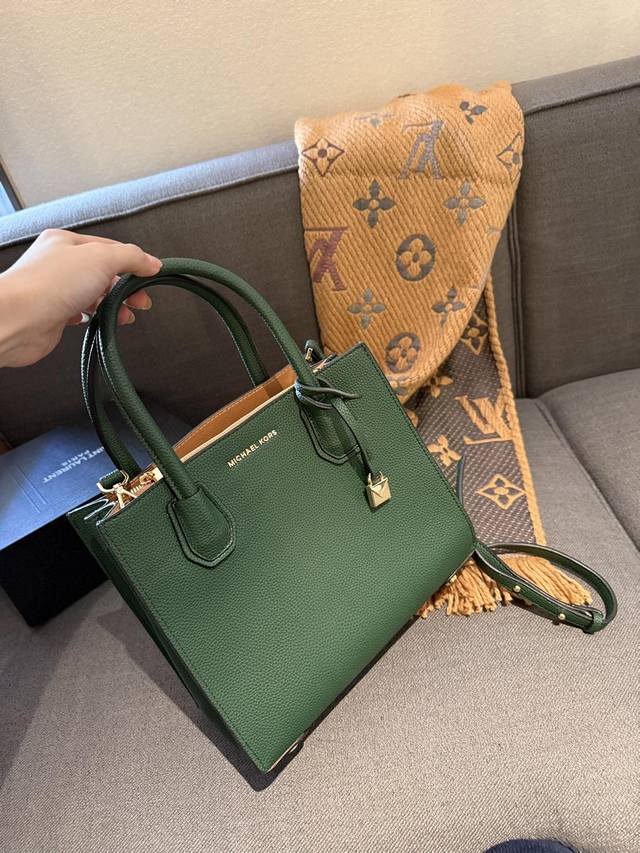 Mk Mercer系列是mk家入门级别，有网友称之为锁头包，它在杨幂的街拍中出现过好多次哦！其选用质感十足的十字纹材质，手感舒适可手提，可斜挎，可搭配不同造型。