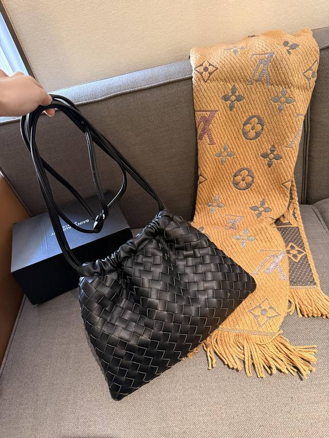 礼盒包装 Bv Dustbag 编织垃圾袋 这只编织垃圾袋真的是今年新款的最爱了 肩带可以调节,单肩斜挎都可 最重要的是,真的很实用!! 打工人实名爱了,真的好 礼盒包装 Bv Dustbag 编织垃圾袋 这只编织垃圾袋真的是今年新款的最爱了 肩带可以调节,单肩斜挎都可 最重要的是,真的很实用!! 打工人实名爱了,真的好