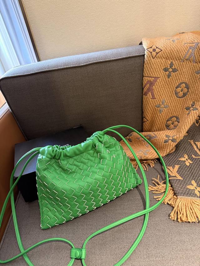 礼盒包装 Bv Dustbag 编织垃圾袋 这只编织垃圾袋真的是今年新款的最爱了 肩带可以调节，单肩斜挎都可 最重要的是，真的很实用！！ 打工人实名爱了，真的好