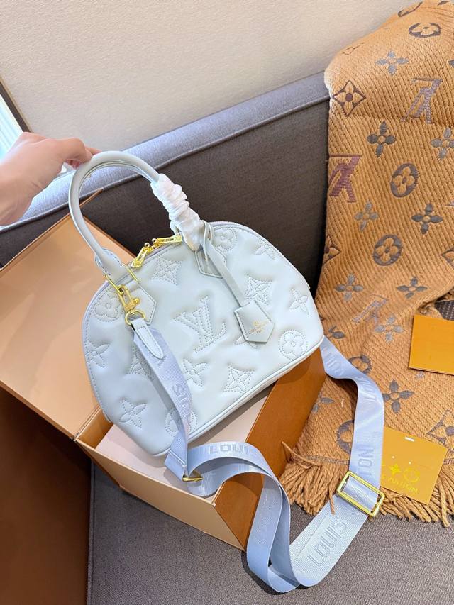 折叠礼盒包装 Lv Alma Bb贝壳包 拼色肩带 最新的bubblegram花纹哟 全牛皮，具有耐光、柔软细腻、轻盈的特点哦它是新鲜出炉的春夏“小面包” 如图