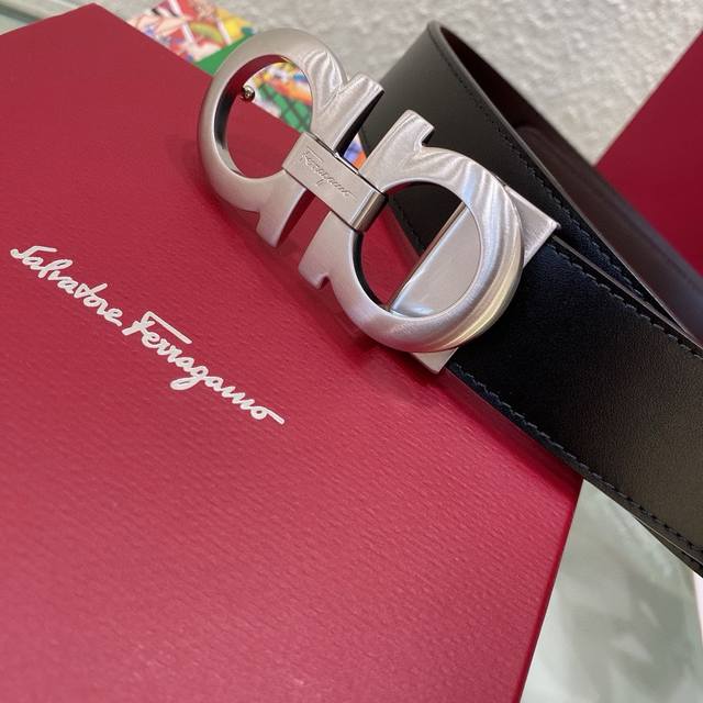 送礼物首选 菲拉格慕这款时髦的双面皮带采用双色设计，柔软的牛皮经过手工处理，双面可用 一面黑色一面咖啡色打造出极其柔韧的触感。Gancini扣饰饰有对比细节，风
