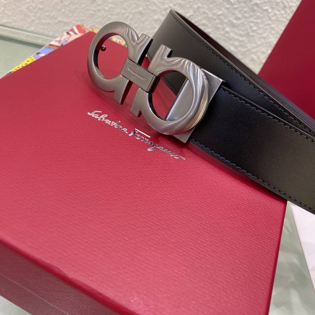 送礼物首选 菲拉格慕这款时髦的双面皮带采用双色设计，柔软的牛皮经过手工处理，双面可用 一面黑色一面咖啡色打造出极其柔韧的触感。Gancini扣饰饰有对比细节，风