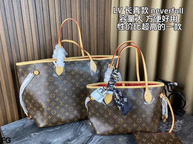 配全套包装 Lv的百搭之王neverfull 小号就是随性 小巧的姑娘背着会比较适合 喜欢小小轻便感的妹子选择小号在适合不过啦 小号没有大号那么飒 但是比较日常