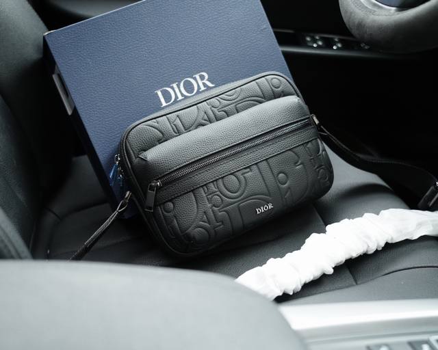 迪奥 官网同步 高版本 斜挎单肩背包 永恒不过时的标志性产品 纯原单小牛皮 顶级五金制作 非市面普通版本 今年dior最爱的款式 全部实拍 实用性非常高 完全不