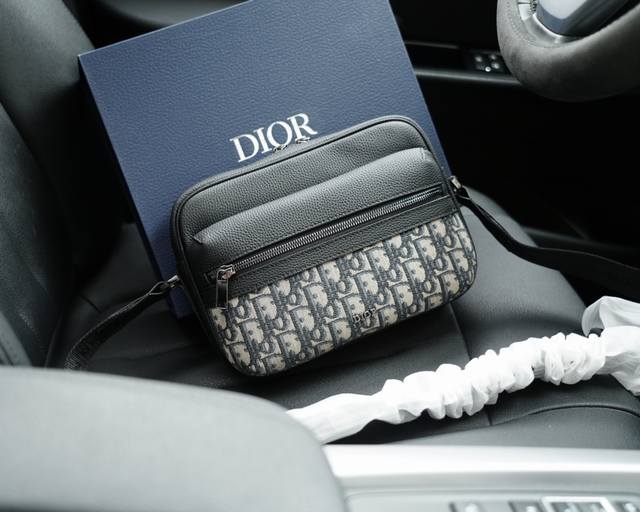 迪奥 官网同步 高版本 斜挎单肩背包 永恒不过时的标志性产品 纯原单布料 配牛皮 顶级五金制作 非市面普通版本 今年dior最爱的款式 全部实拍 实用性非常高