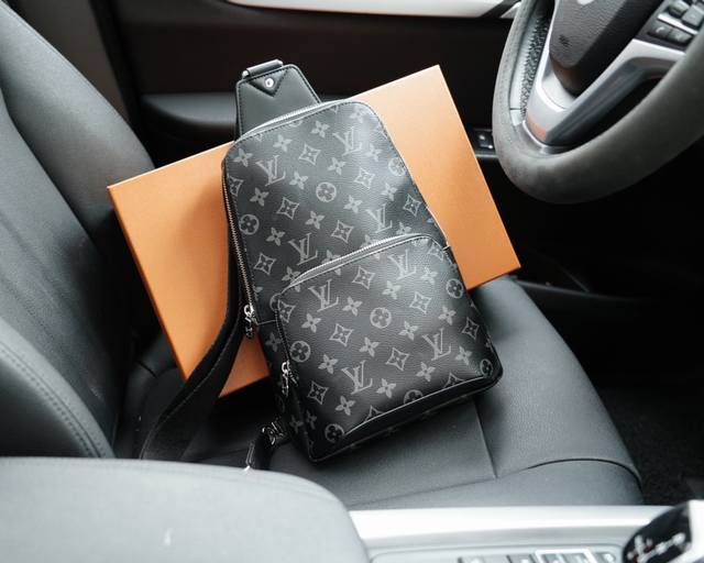 路易威登 官网同步 高版本 胸包 永恒不过时的标志性产品 纯原单牛皮 顶级五金制作 非市面普通版本 今年lv最爱的款式 全部实拍 实用性非常高 完全不用担心穿搭 路易威登 官网同步 高版本 胸包 永恒不过时的标志性产品 纯原单牛皮 顶级五金制作 非市面普通版本 今年lv最爱的款式 全部实拍 实用性非常高 完全不用担心穿搭