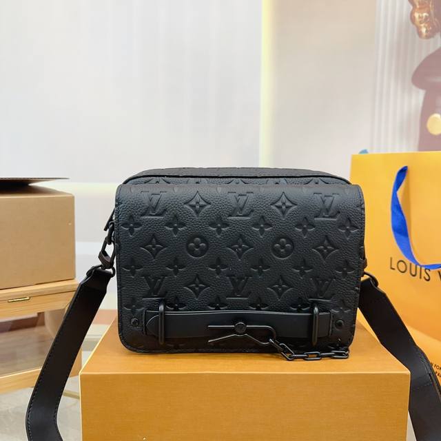 纯皮 。全套包装 尺寸23.17 Lv Steamer 邮差包 向路易威登 Steamer 硬箱汲取链条和饰针元素。适宜尺寸可容纳出行所需,搭配拉链内袋和可调节 纯皮 。全套包装 尺寸23.17 Lv Steamer 邮差包 向路易威登 Steamer 硬箱汲取链条和饰针元素。适宜尺寸可容纳出行所需,搭配拉链内袋和可调节