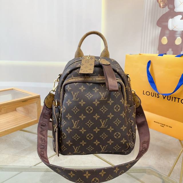 Lv老花双肩背包 百搭到没朋友 就是酷 时尚感超强 辦识度很高 上身也帅气 通勤又时尚！ 尺寸23 30