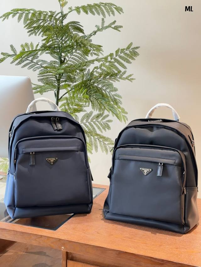 乒乓球奥运冠军马龙机场背的prada双肩包 Prada双肩背包b颇为低调又不失高级腔调，让每一次出行，都成为一-次赏心愉悦的铭记 男士出行最舒服的选择必定是它了