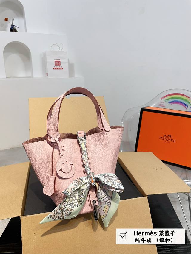 牛皮 折叠礼盒 送丝巾 内胆 爱马仕 Hermès Picotin18 菜篮子 荔枝纹 牛皮材质如果出门仅可以带一个包包，那必然是爱马仕菜篮子奢侈品中的经典之作