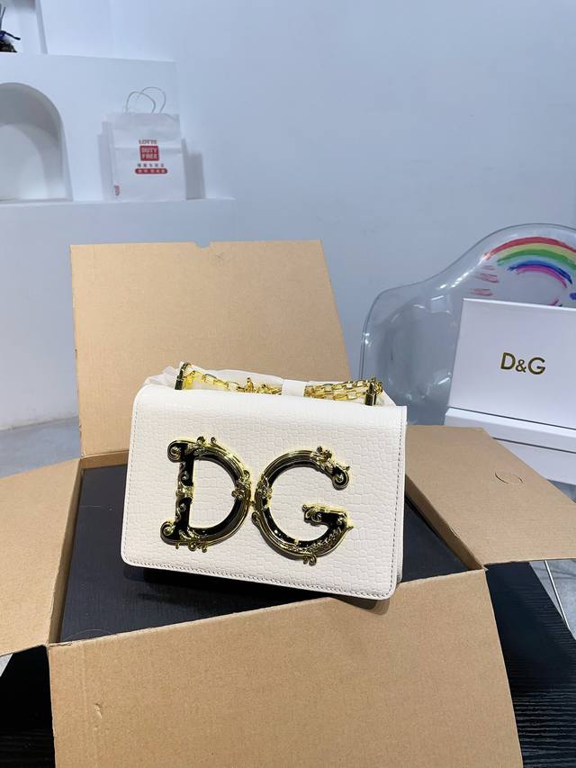 配盒子 Dg杜嘉班纳链条包 包包实在是太太太温柔了， 拿在手上少女感十足，仿佛时间停滞在听你诉说你们的故事~高级感满满 #杜嘉班纳dg 尺寸21.5 14