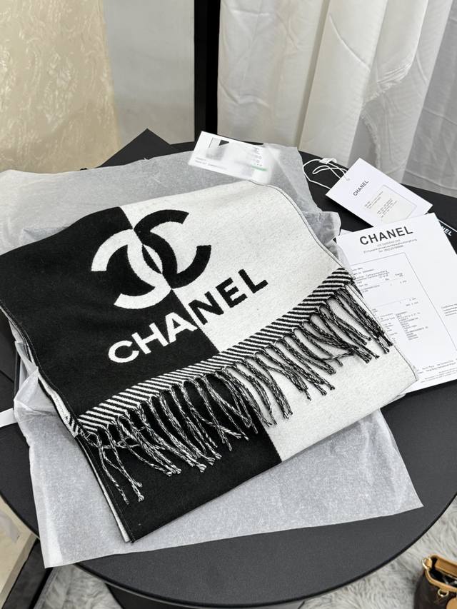 Chanel 高级舒适时髦气质,相信我的就收吧!香奈儿这款触动内心的柔美围巾,围巾配有双c 珍珠光影下非常漂亮一般工厂做不出这样的款,大气优雅 简单,成功人士追 Chanel 高级舒适时髦气质,相信我的就收吧!香奈儿这款触动内心的柔美围巾,围巾配有双c 珍珠光影下非常漂亮一般工厂做不出这样的款,大气优雅 简单,成功人士追