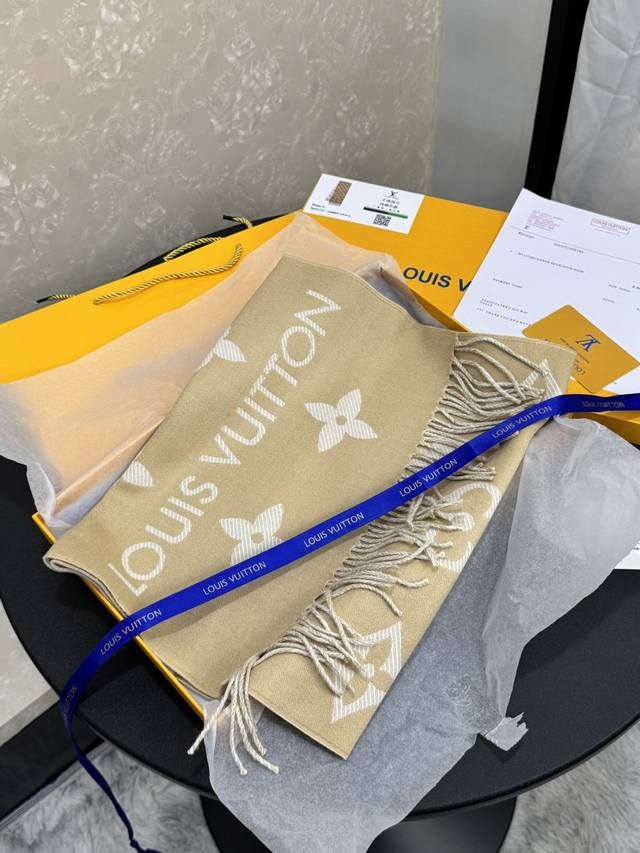 秋冬新款大驴家medallion 围巾,以大号经典字母和 Monogram 花卉彰显品牌格调,再以纤长流苏饰边增添华美质感。绵羊毛围裹舒适暖意,无惧隆冬时节的寒 秋冬新款大驴家medallion 围巾,以大号经典字母和 Monogram 花卉彰显品牌格调,再以纤长流苏饰边增添华美质感。绵羊毛围裹舒适暖意,无惧隆冬时节的寒