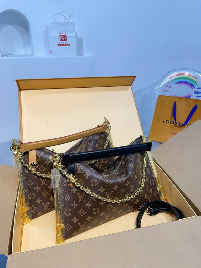 礼盒包装 秋冬王炸单品lv Luckytrunk 金属链条和皮革肩带的设计实现实用又有美感,链条的流畅线条与字母徽标的精致工艺相得益彰金属链条显得更加精美。包身 礼盒包装 秋冬王炸单品lv Luckytrunk 金属链条和皮革肩带的设计实现实用又有美感,链条的流畅线条与字母徽标的精致工艺相得益彰金属链条显得更加精美。包身