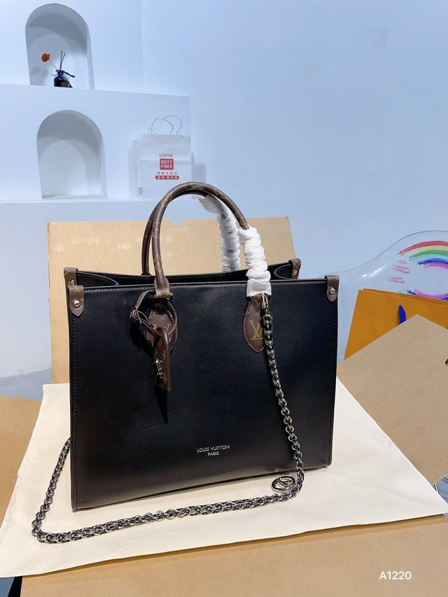 盒 Size:35×27中号 Lv路易威登 丛林tote购物袋 容量超级 双面设计,可单肩可手提~ 特别的轻便耐用,不易变形! 性价比之王,出差通勤都适合 盒 Size:35×27中号 Lv路易威登 丛林tote购物袋 容量超级 双面设计,可单肩可手提~ 特别的轻便耐用,不易变形! 性价比之王,出差通勤都适合