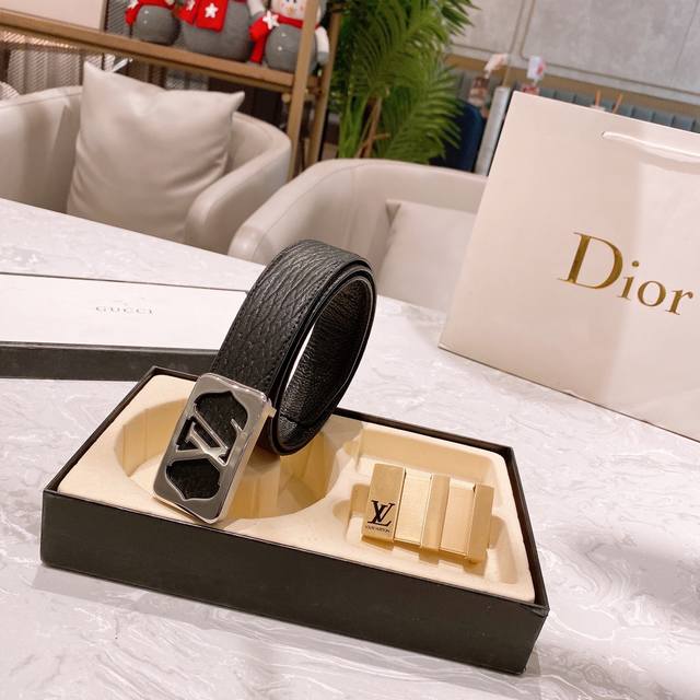 一条带一个扣 一条带两个扣 爆款ｌｖ宽度：3.8Cm新款带身头层牛皮搭配新款精致钢扣，时尚百搭，追求高端 双面可用原版的品质，品味的体现，休闲高大上！ Ipho