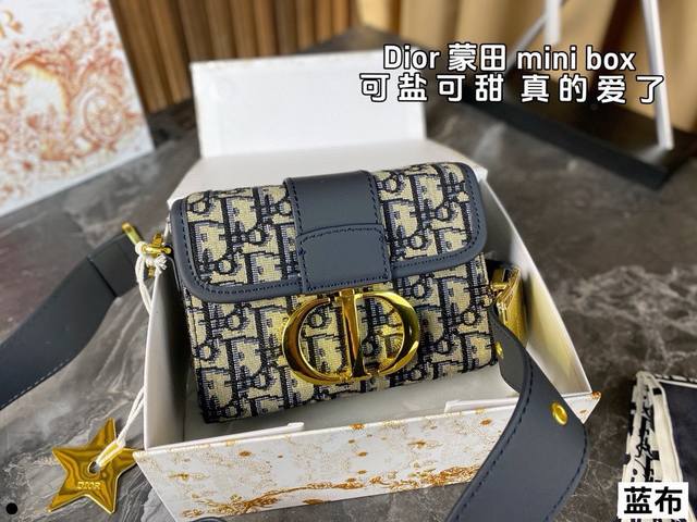 配折叠 Dior家 Montaigne系列mini蒙田包 小小的盒子包配一条酷酷的宽肩带 凹照型必备 超吸睛 无敌巨可爱 颜值百搭 公认的好！尺寸：18*13