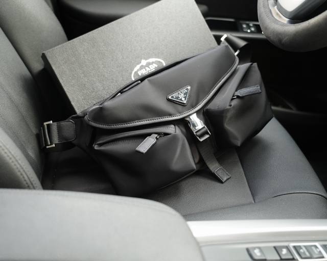 普拉达 官网同步 高版本 斜挎单肩背包 永恒不过时的标志性产品 纯原单布料 顶级五金制作 非市面普通版本 今年prada最爱的款 全部实拍 实用性非常高 完全不