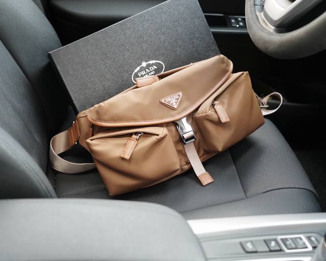 普拉达 官网同步 高版本 斜挎单肩背包 永恒不过时的标志性产品 纯原单布料 顶级五金制作 非市面普通版本 今年prada最爱的款 全部实拍 实用性非常高 完全不
