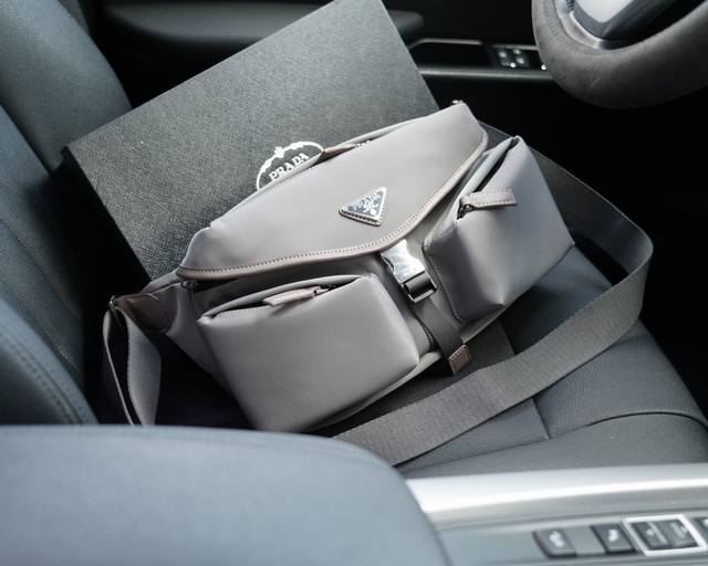 普拉达 官网同步 高版本 斜挎单肩背包 永恒不过时的标志性产品 纯原单布料 顶级五金制作 非市面普通版本 今年prada最爱的款 全部实拍 实用性非常高 完全不