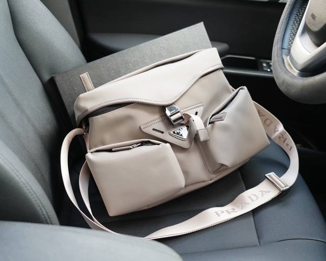 普拉达 官网同步 高版本 斜挎单肩背包 永恒不过时的标志性产品 纯原单布料 顶级五金制作 非市面普通版本 今年prada最爱的款 全部实拍 实用性非常高 完全不 普拉达 官网同步 高版本 斜挎单肩背包 永恒不过时的标志性产品 纯原单布料 顶级五金制作 非市面普通版本 今年prada最爱的款 全部实拍 实用性非常高 完全不