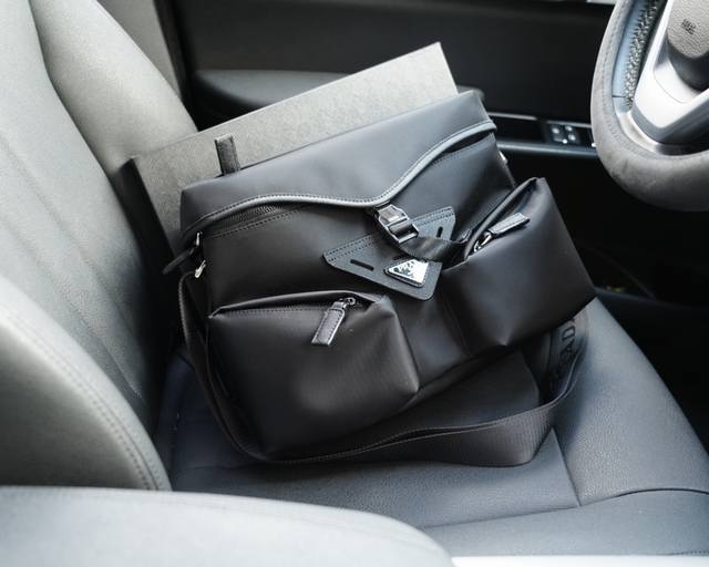 普拉达 官网同步 高版本 斜挎单肩背包 永恒不过时的标志性产品 纯原单布料 顶级五金制作 非市面普通版本 今年prada最爱的款 全部实拍 实用性非常高 完全不